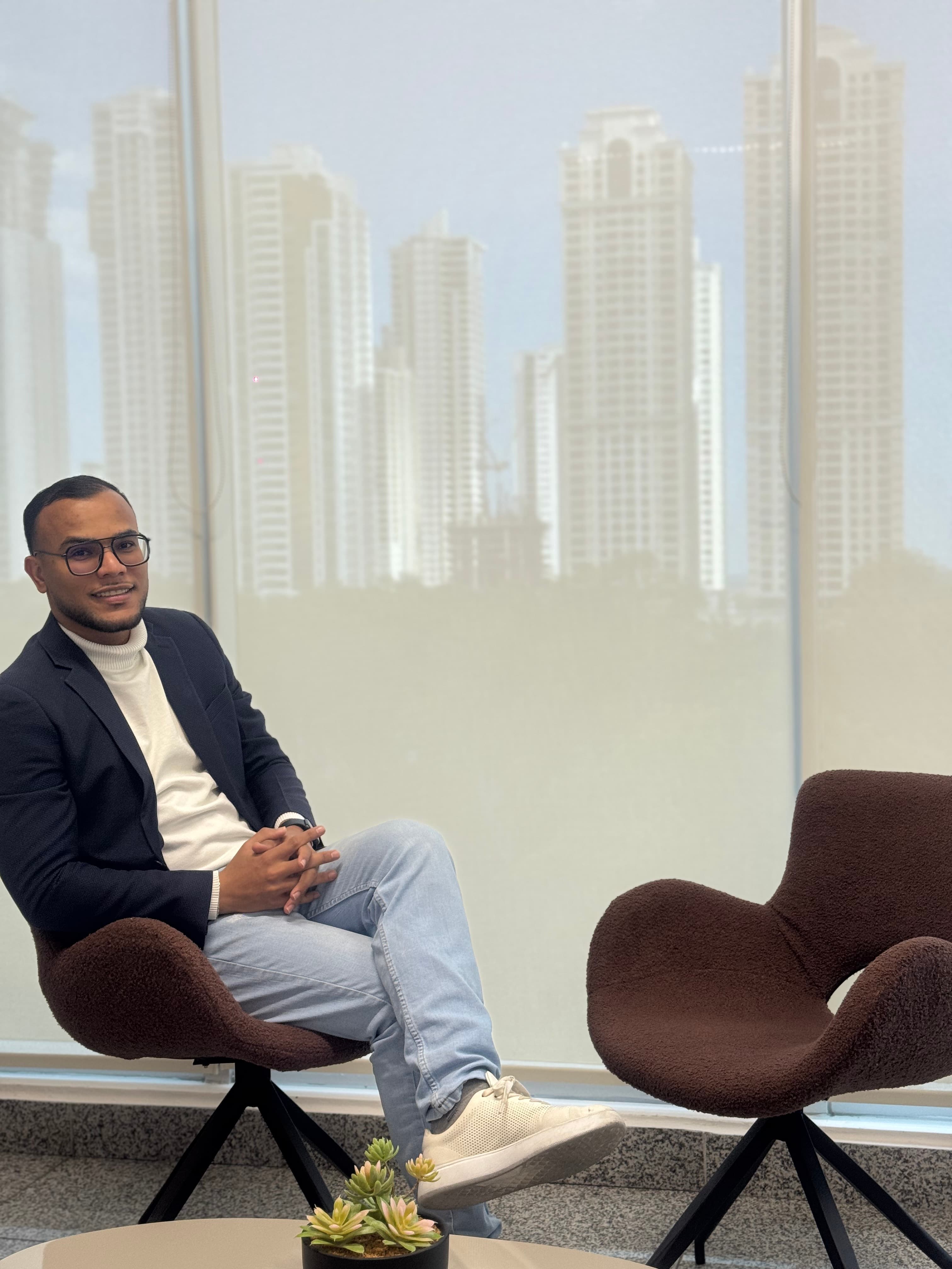 Fredo Jiménez Osorio, retrato profesional con el skyline de Ciudad de Panamá de fondo